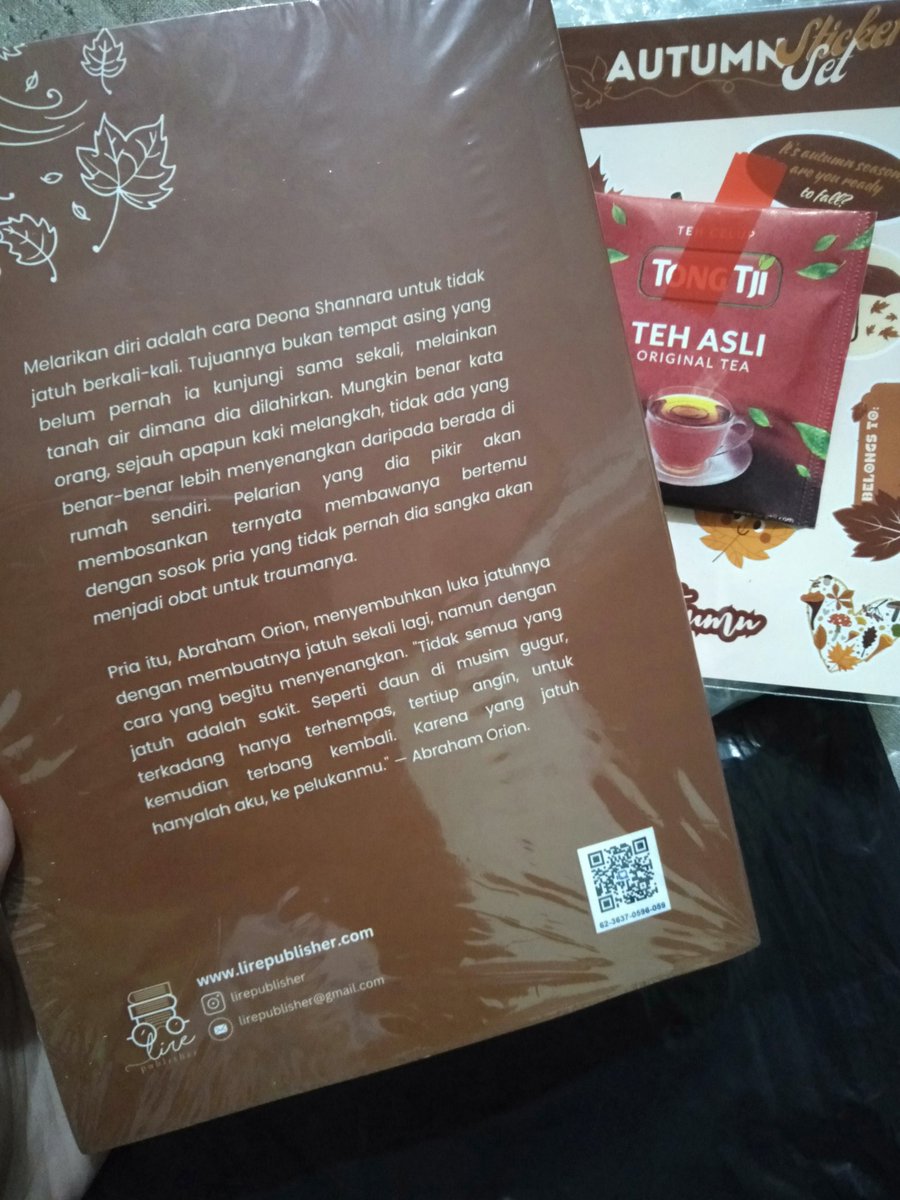 sptranotherside's tweet photo. akhirnyaaa sampe jugaa, ini buku pertama ku dan spesial bgt di beliin sahabatku sebagai reward sidang skripsi ku, sudah siap maraton salting tapi harus sabar karna buku ini akan menjadi teman liburan setitik ku di rumah nanti♡
thx uuu @sushitrusts @TandaArti 
#FallForAutumn https://t.co/IQZIjMwqB1