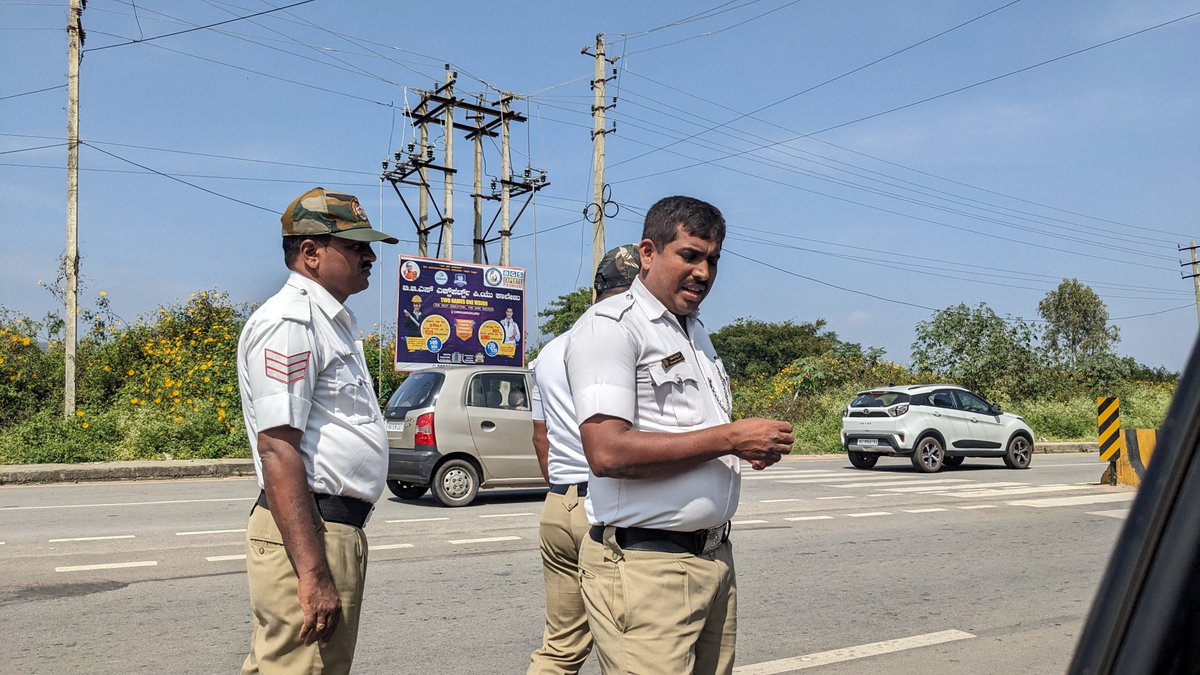 bala_83's tweet photo. These officers standing on road and taking fine and shouting on citizens to pay cash. Giving excuse of machine not working
Outside amber valley residential, Chikmagalur, karanataka

Shankaranna Basappa - officer name
9945258543 https://t.co/E89xGL62cM