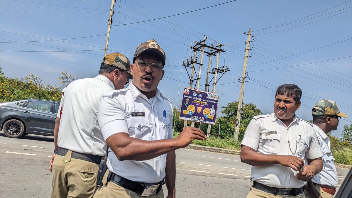 bala_83's tweet photo. These officers standing on road and taking fine and shouting on citizens to pay cash. Giving excuse of machine not working
Outside amber valley residential, Chikmagalur, karanataka

Shankaranna Basappa - officer name
9945258543 https://t.co/E89xGL62cM