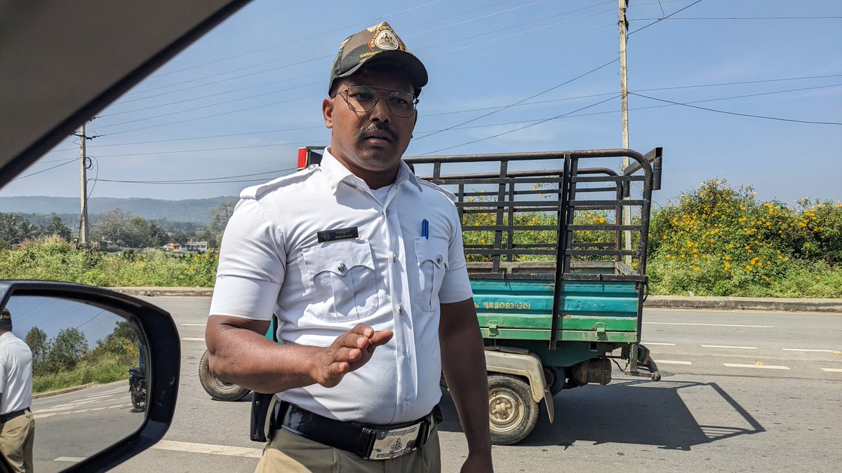 bala_83's tweet photo. These officers standing on road and taking fine and shouting on citizens to pay cash. Giving excuse of machine not working
Outside amber valley residential, Chikmagalur, karanataka

Shankaranna Basappa - officer name
9945258543 https://t.co/E89xGL62cM