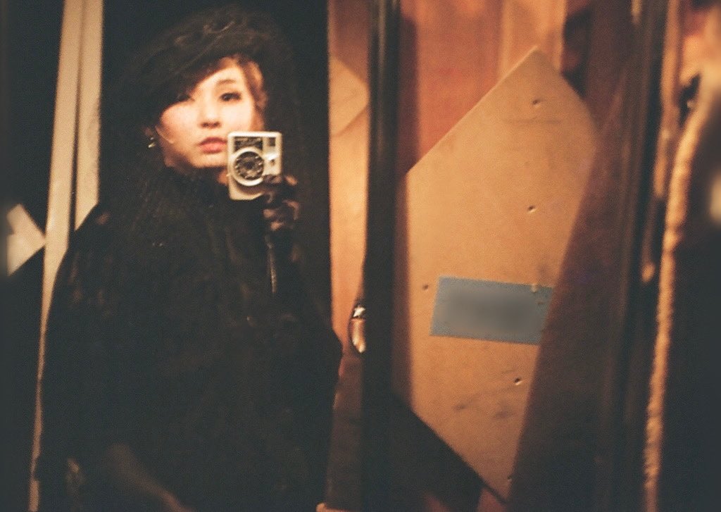 nono_ca_yoshii's tweet photo. フィルムを現像に出しましたら
DEATH TAKES...の愛らしい皆さんの写真などなどでてまいりました。
あたたかぁい写り方をしておりました。
こちら、私を撮したものらです…
自分には適当だったりするもので、
ぶれぶれでおもしろかったり。
#DTAH #Bellandhowell #Dial35 https://t.co/lCTCBKKUVr