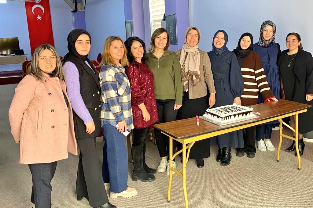 AnkaraKYGM's tweet photo. 📍Emine Şerife Hanım Yurdu

24 Kasım Öğretmenler Günü vesilesi ile yurdumuzda bağıran Öğretmen adaylarımızın gününü kutladık. 🌻😊 https://t.co/B8oEJqmsfy
