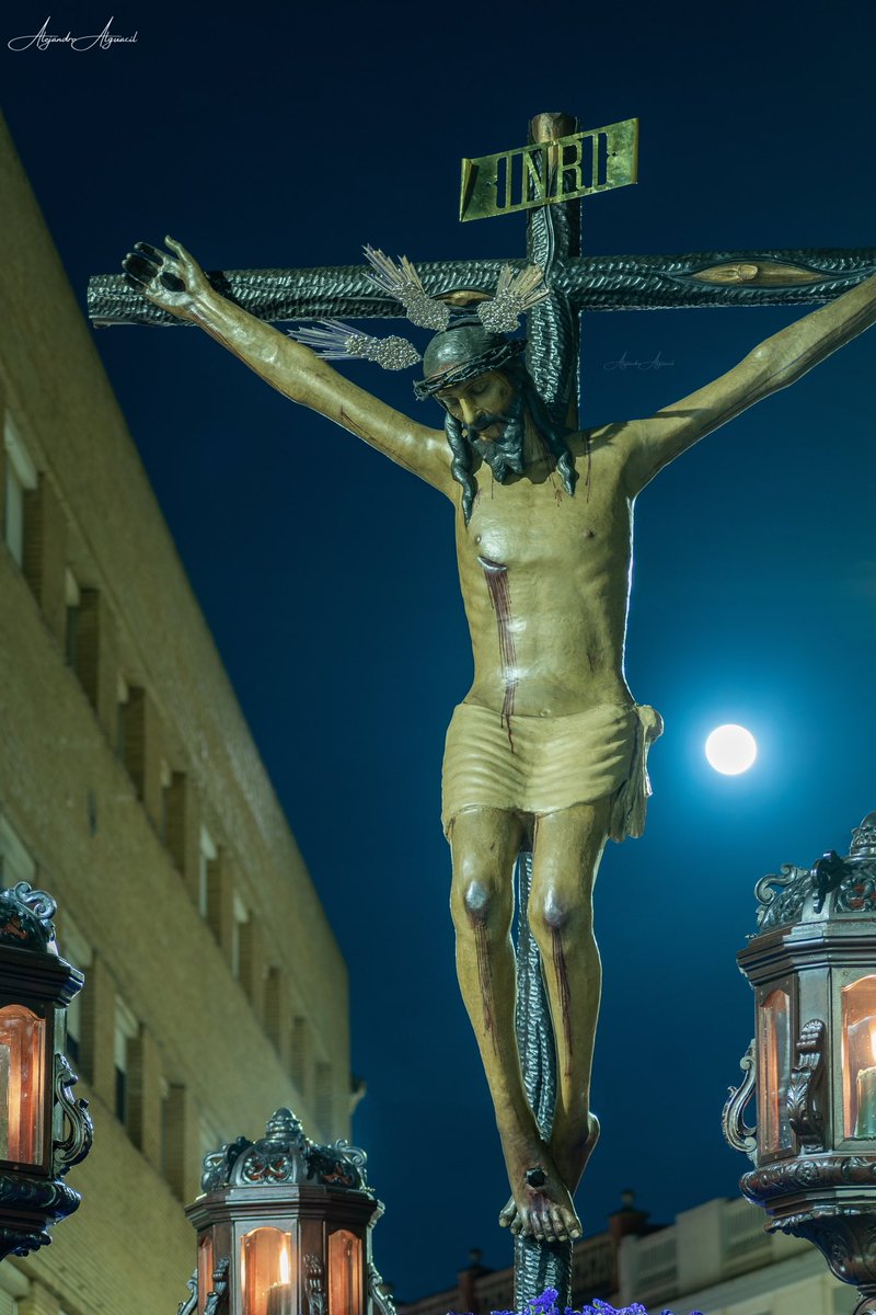 "Tu corona es de espinas, tus clavos son tu cetro y tu trono es la Cruz."

¡Tú, el Rey de reyes!