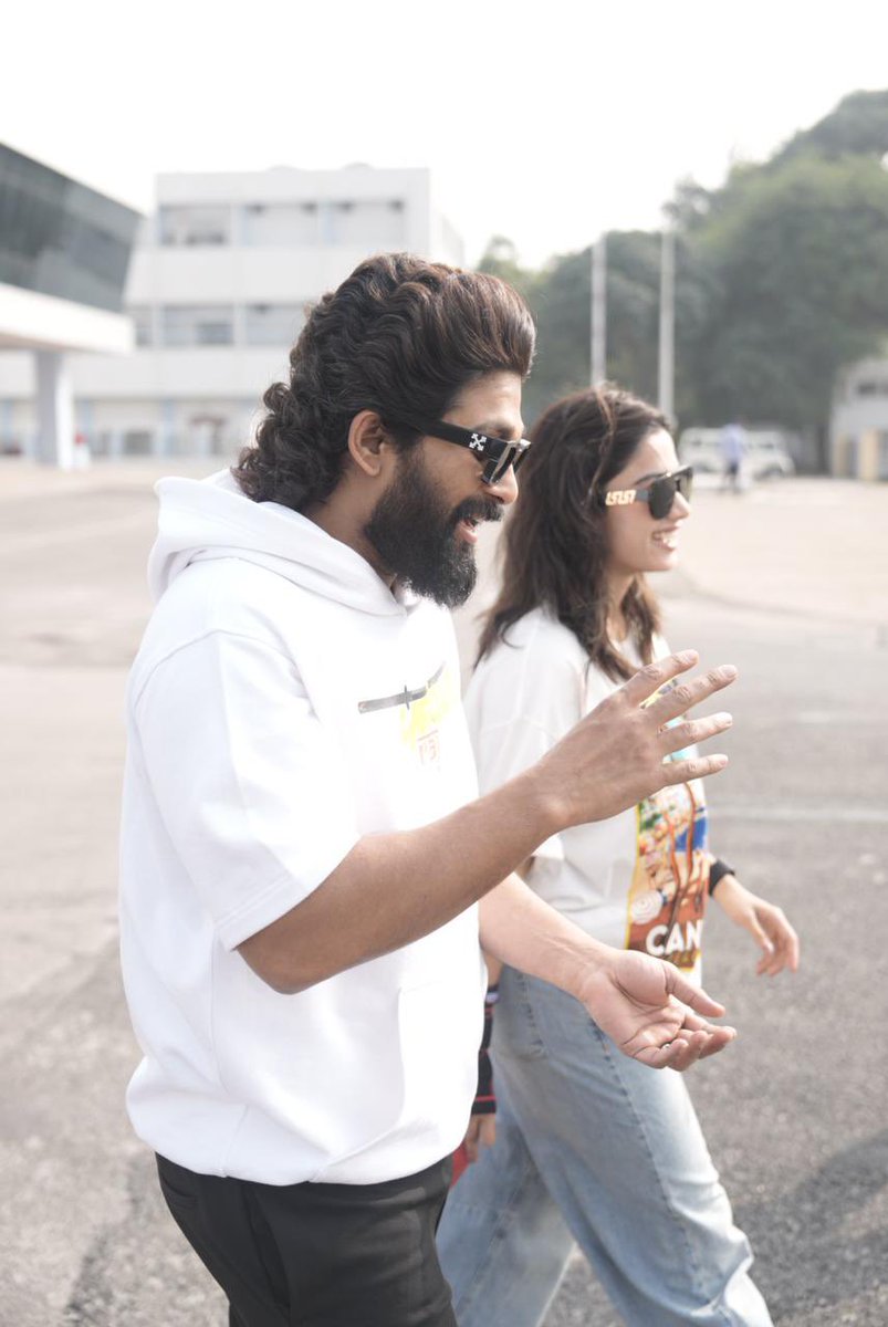 PushpaMovie's tweet photo. Icon Star @alluarjun @iamRashmika are off to Chennai for the PUSHPA'S WILDFIRE EVENT 💥💥

Get ready for a spectacular evening with mesmerizing performances along with the launch of #Kissik song ❤‍🔥

Today from 5 PM Onwards ❤‍🔥
Venue : Leo Muthu Indoor Stadium, Sai Ram Engineering College

Event by @Shreyasgroup

Watch Live here 
▶️ https://t.co/fyVdWIVfF5

#Pushpa2WildFireEvent
#Pushpa2TheRule
#Pushpa2TheRuleOnDec5th