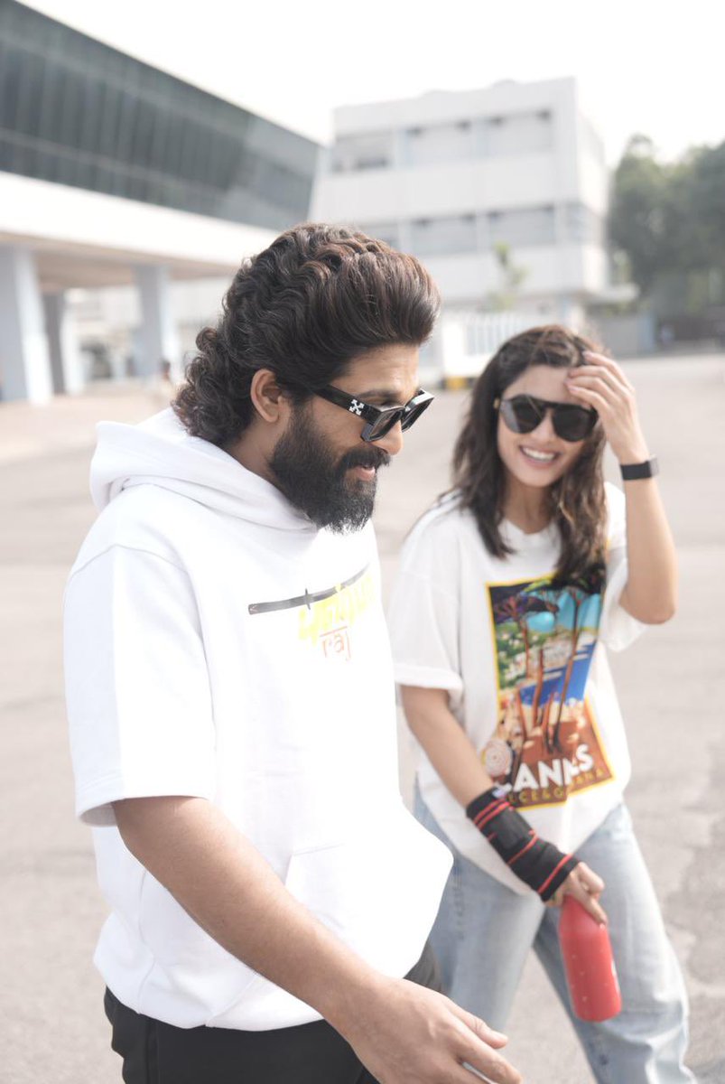 PushpaMovie's tweet photo. Icon Star @alluarjun @iamRashmika are off to Chennai for the PUSHPA'S WILDFIRE EVENT 💥💥

Get ready for a spectacular evening with mesmerizing performances along with the launch of #Kissik song ❤‍🔥

Today from 5 PM Onwards ❤‍🔥
Venue : Leo Muthu Indoor Stadium, Sai Ram Engineering College

Event by @Shreyasgroup

Watch Live here 
▶️ https://t.co/fyVdWIVfF5

#Pushpa2WildFireEvent
#Pushpa2TheRule
#Pushpa2TheRuleOnDec5th