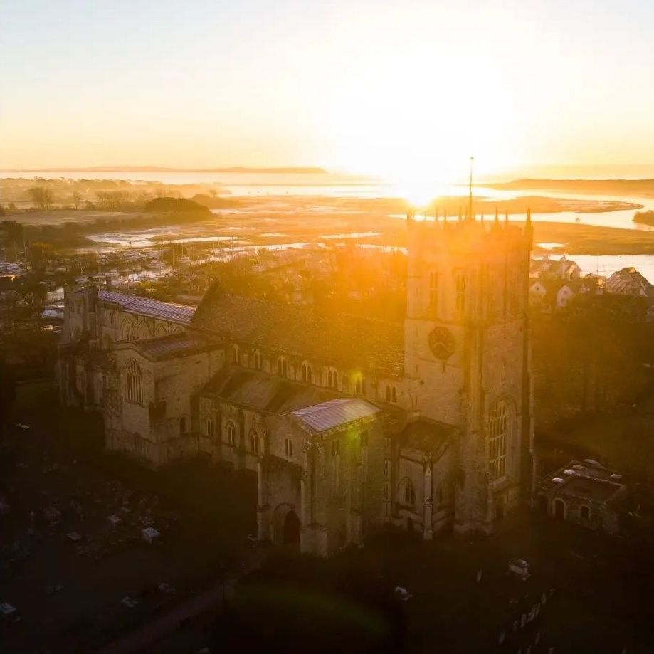 LoveXchurch's tweet photo. Christchurch and the surrounding area offer a range of superb holiday properties, many with river or coastal views and some positioned right on the riverbank and harbours edge!

Plan your escape today at https://t.co/s7zR5E9XRv

📷: @dorsetoutdoors 

#LoveXchurch https://t.co/hjXZeZbiCC