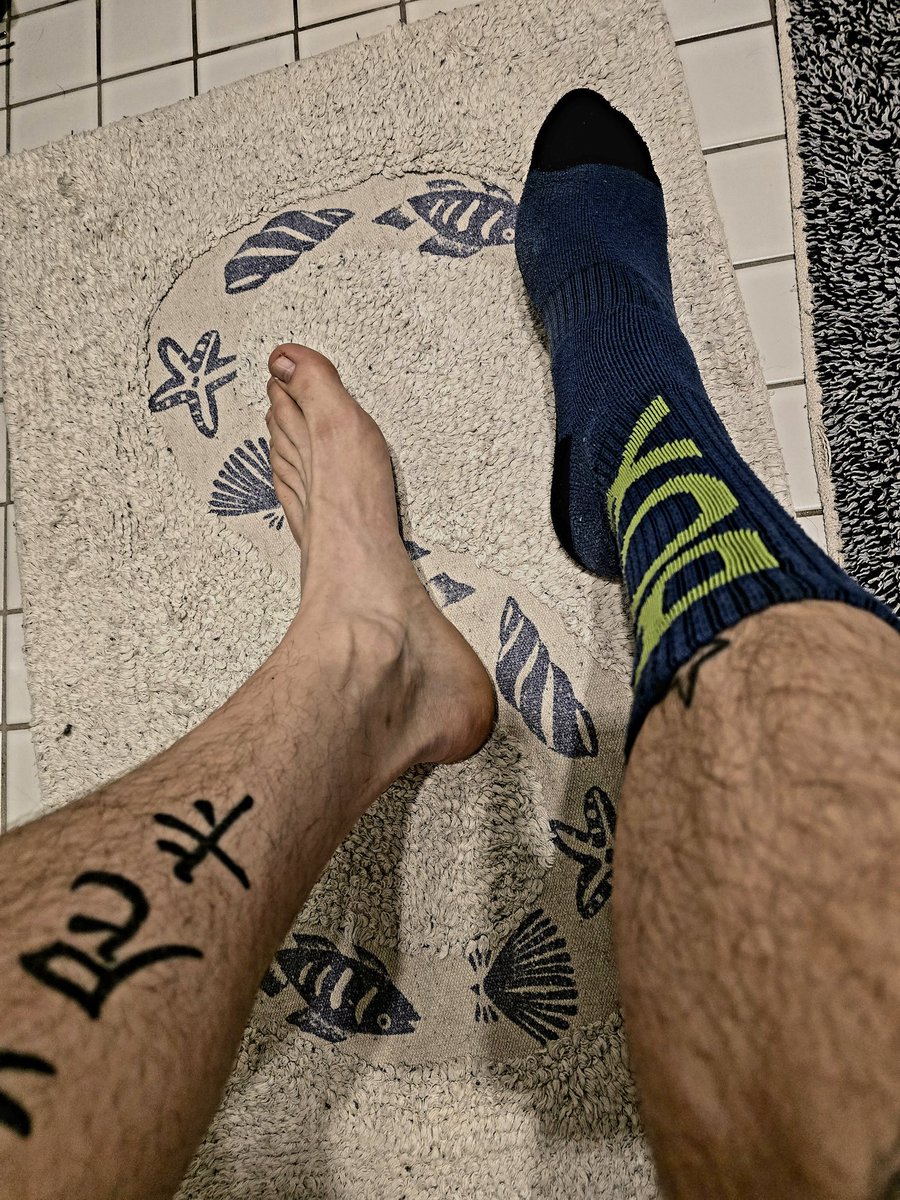 0n7y_just_m3's tweet photo. Good morning ☕️
Mit oder ohne?
#socks #sox #feet #gay #lovesocks https://t.co/qAw7lSPH3y
