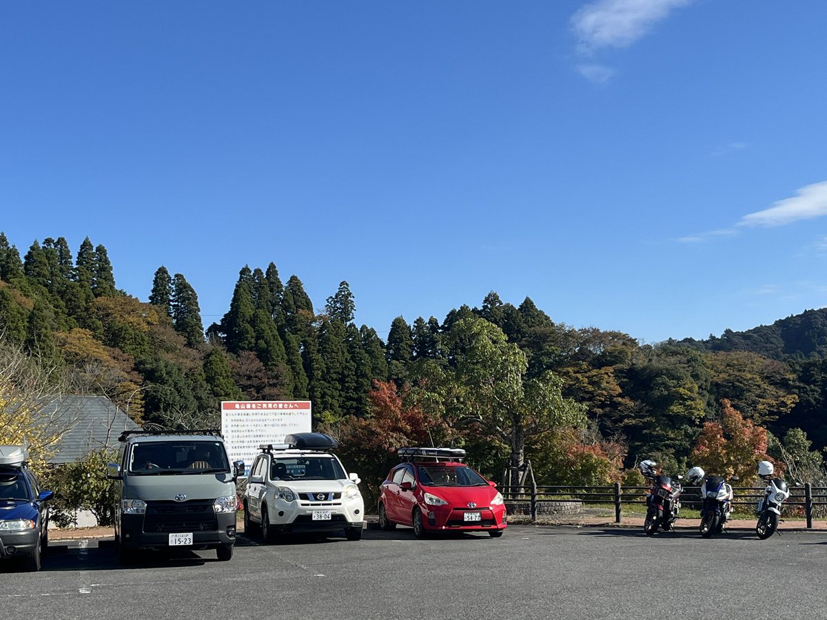 千葉県亀山湖
紅葉🍁は色づき始めみたいでした。

家族ツーリングでしたが、娘が体調良くなく欠席！
息子と3人で！
京葉道路も一般道も渋滞なくスイスイ気持ち良く走ってきました。
珍しく息子も2年ぶりの大型に乗って楽しかったって😊
🎶🏍=3🎶
良かった良かった