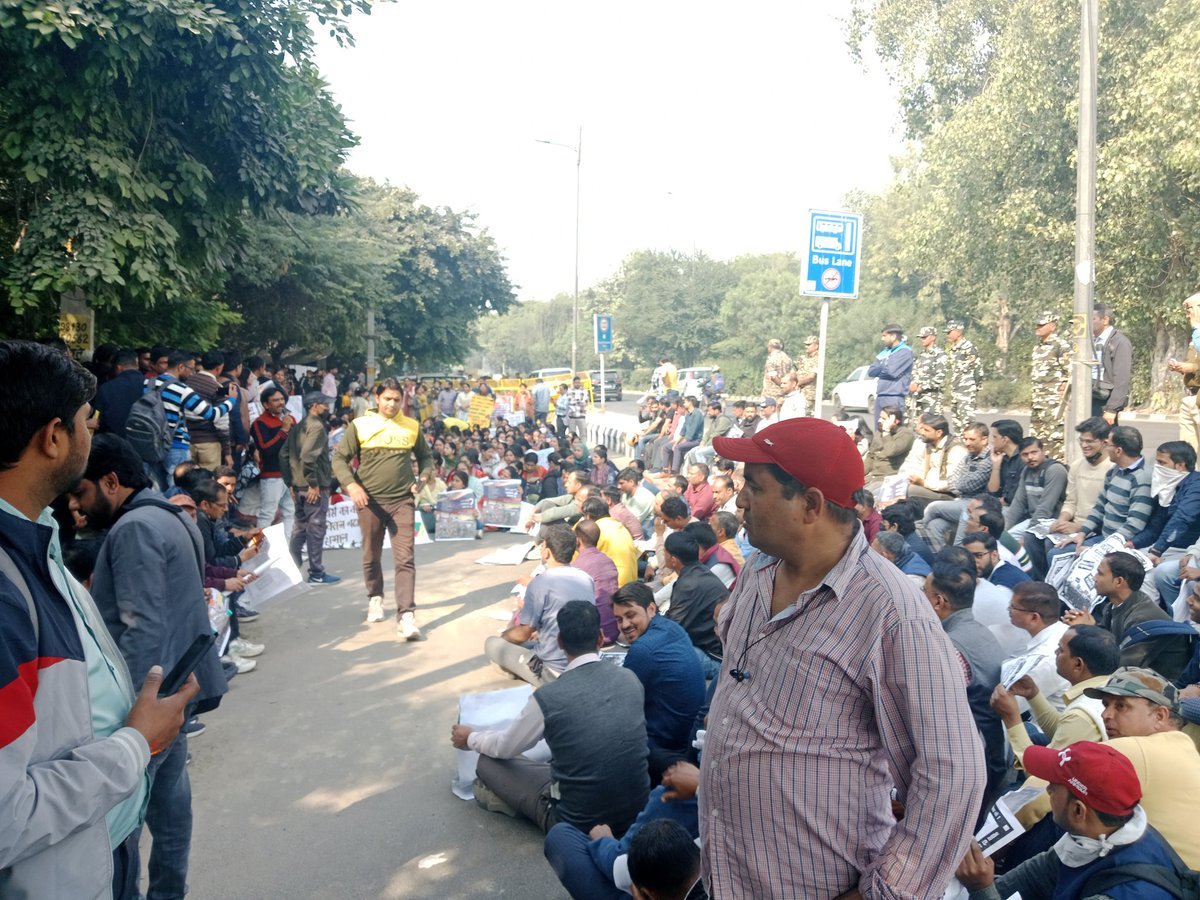 DabasNaveen786's tweet photo. दिल्ली गेस्ट टीचर आज से सड़कों पर अपनी मांगों को लेकर के सरकार के समक्ष अपनी पूरी ताकत के साथ उतर गया है जब तक  gtsको समान कार्य समान वेतन और 60 वर्ष तक जॉब सिक्योरिटी नहीं मिलती है और अन्य भत्ते व मेडिकल सुविधा नहीं मिलती है तब तक gts अपनी मांगे और अपना धरना प्रदर्शन जारी रखेगा https://t.co/MEouHizvm6