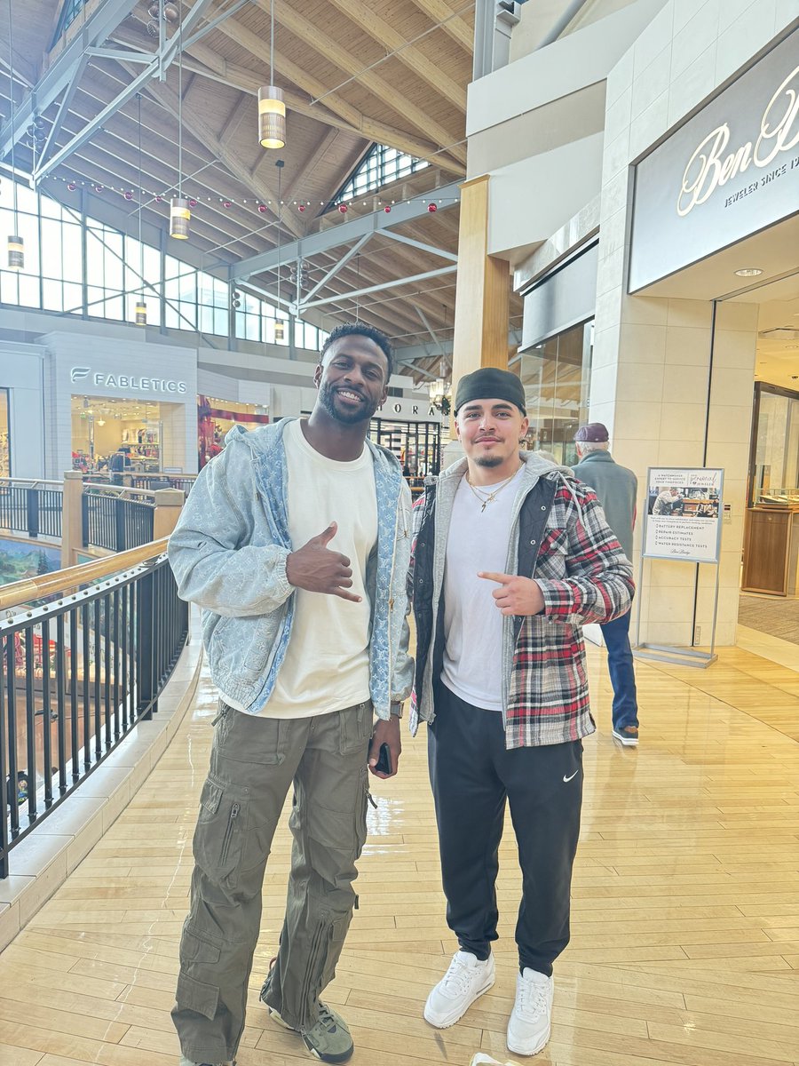Frankie Dardano (@frankie7dardano) on Twitter photo It was so dope to meet one of my childhood goats this weekend! One of the reasons I fell in love with football! 🐐🔟 <a href="/ESanders_10/">Emmanuel Sanders</a> It was so dope to meet one of my childhood goats this weekend! One of the reasons I fell in love with football! 🐐🔟 <a href="/ESanders_10/">Emmanuel Sanders</a>