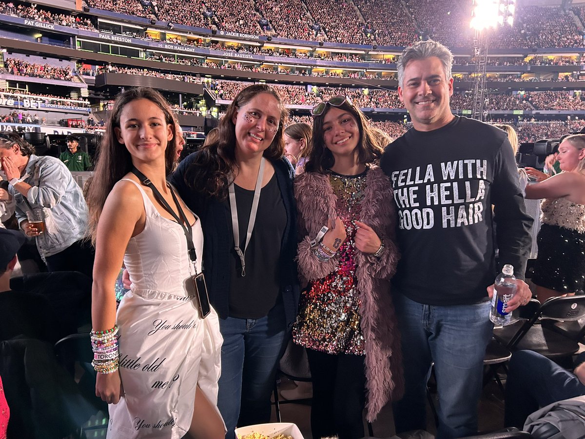 taylorhearts133's tweet image. The family that Eras together, stays together! #TorontoTSTheErasTour #TSTheErasTour #hellagood 

@taylornation13 @taylorswift13