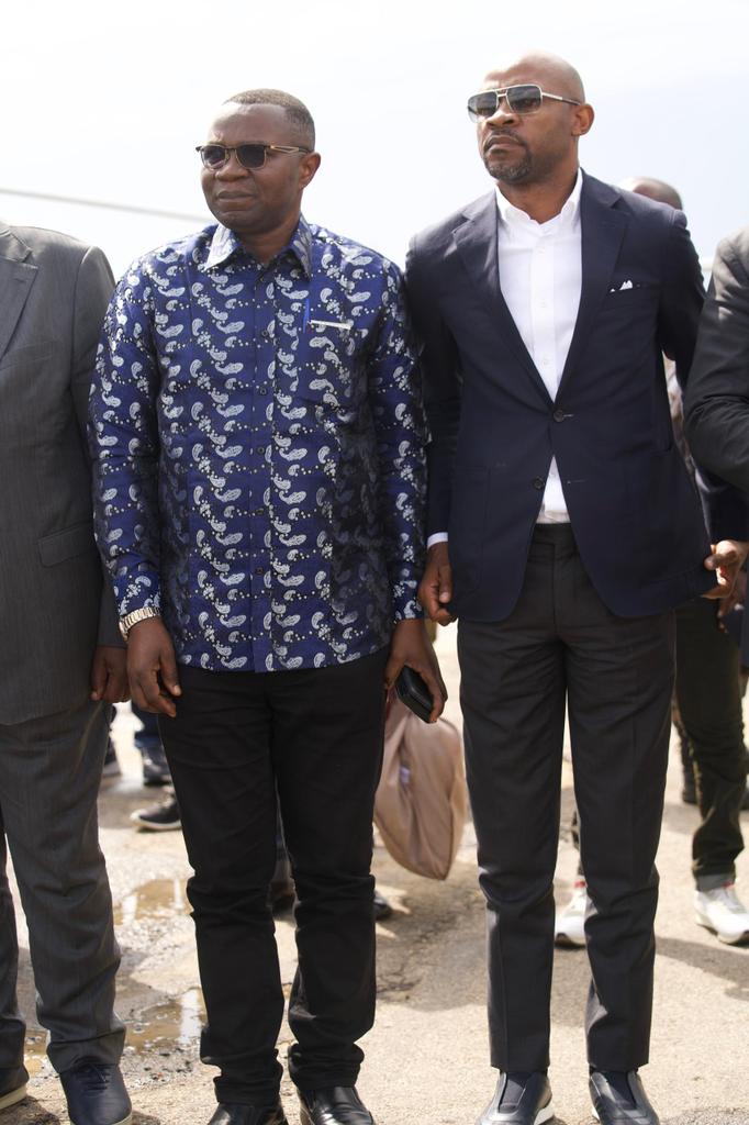 julienpalukucom's tweet photo. La Première Ministre congolaise S.E @SuminwaJudith au cœur du Centre de Coordination et de Contrôle des opérations à l'Est de la #RDC.
1ere étape Goma vendredi du 22 au samedi 23 puis la 2 ème étape en ville de Bunia du 23 au 24 novembre 2024.
Au nom de la continuité de l'action publique, la Première Ministre(PM) a remué le niveau d'exécution des recommandations des 3 évaluations précédentes. 
 Les couches sociales et politiques ne transigent pas et réaffirment leur volonté de n'aspirer qu'à la paix.
 Les voies pour y arriver sont proposées sans ambages. 
Pour la PM, la primeur reste à S.E Mr le  Président de la République  qui recevra toutes les propositions.
Le Nord Kivu et l'Ituri ont saigné depuis plus d'une vingtaine d'années reconnaît la PM. 
Il est plus que temps que cela s'arrête, poursuit-elle.
 Les femmes en soutien à son action estiment qu'elle va et doit marquer la différence avec son équipe.
 La PM forte du soutien des hommes et des femmes épris de paix dit ne devoir pas lésiner sur tous les moyens mis à disposition pour y arriver. 
 La paix , la paix , la paix, voilà les paroles qui nous accompagnent ce dimanche 24 nov 2024 et nous interpellent à l'action. A chacun de faire sa part, rappelle souvent S.E Mr le Président de la République, Chef de l’Etat, @fatshi13 @PatrickMuyaya @LikundeR @BojiAime