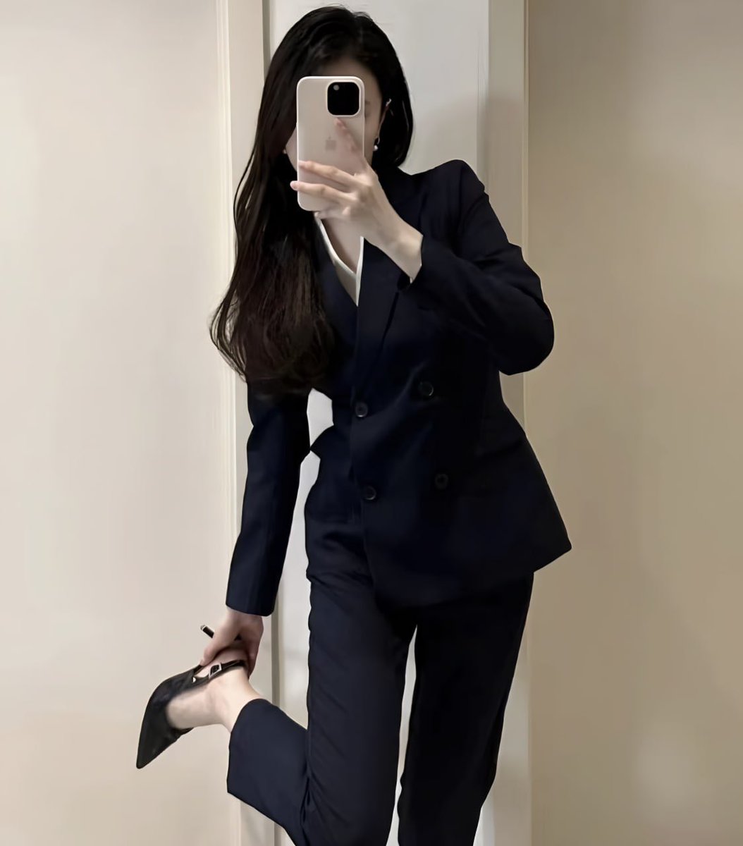 周末叫我加班就知道没什么好事～

在办公室和领导偷情真的挺刺激的，毕竟这里平时接待好多客户…

他虽然下面不行，但是嘴上功夫是真的好灵活…果然是个律政精英…

应该没有女人能拒绝很会舔的男人吧… https://t.co/n4RESkBZr5