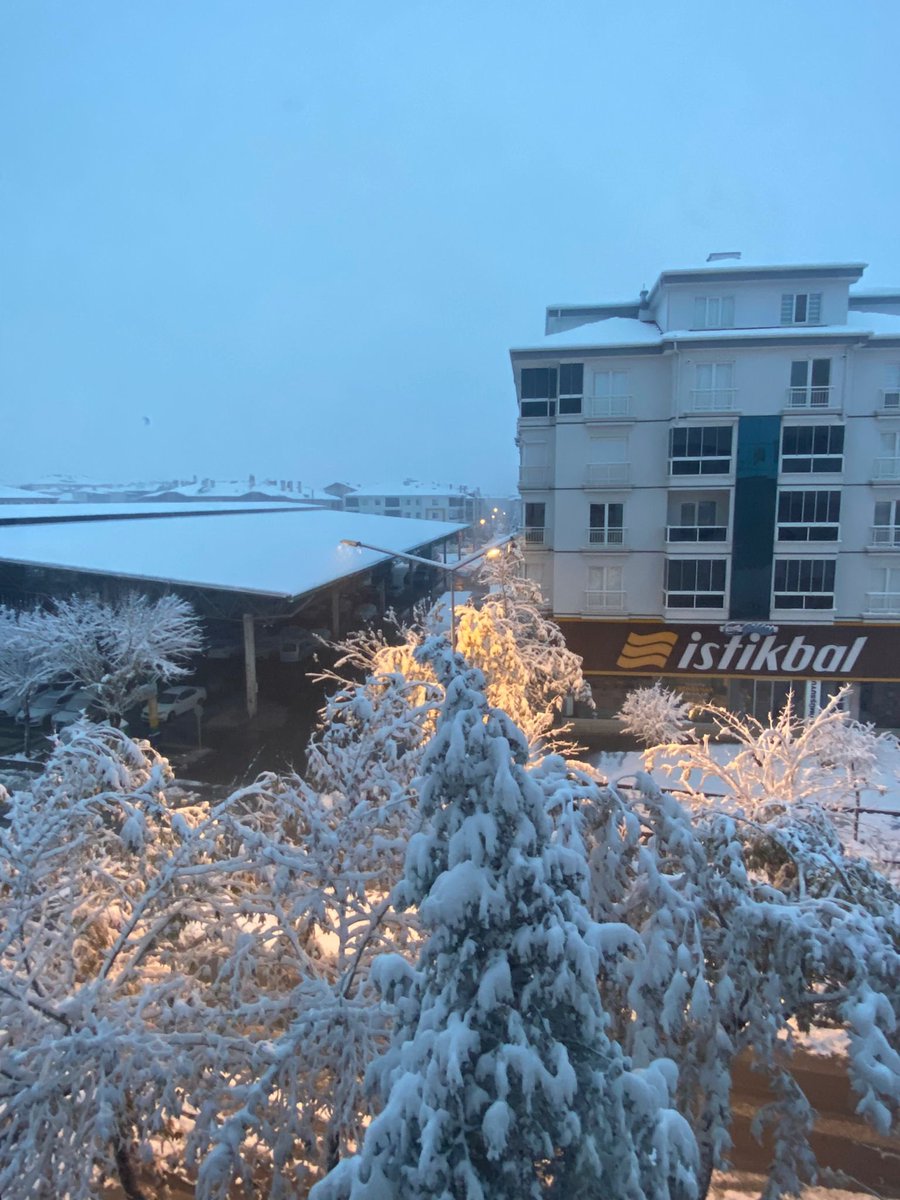 Nazlii737's tweet photo. Nişanımızda kar yağmıştı, iki düğün yaptık ikisinde de yağmur yağdı ve bugün yeni aldığımız evi temizlemeye gideceğiz. @mhmmtsmtzdl https://t.co/egyqXYV70d