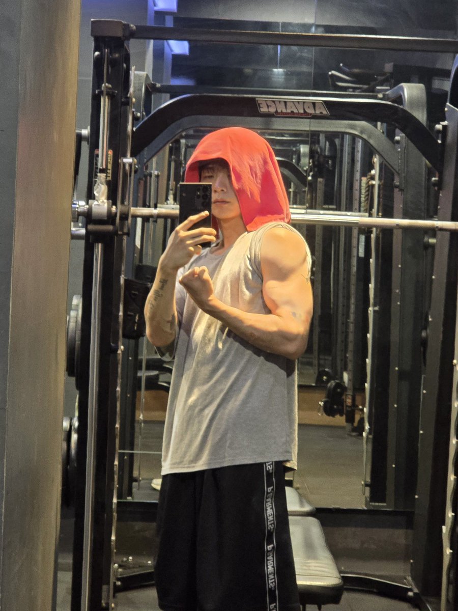 혹시 누가 예찬이 이번 겨울에 보드 두팔로 타냐고 물어봐주세요 저 정말 급해서요