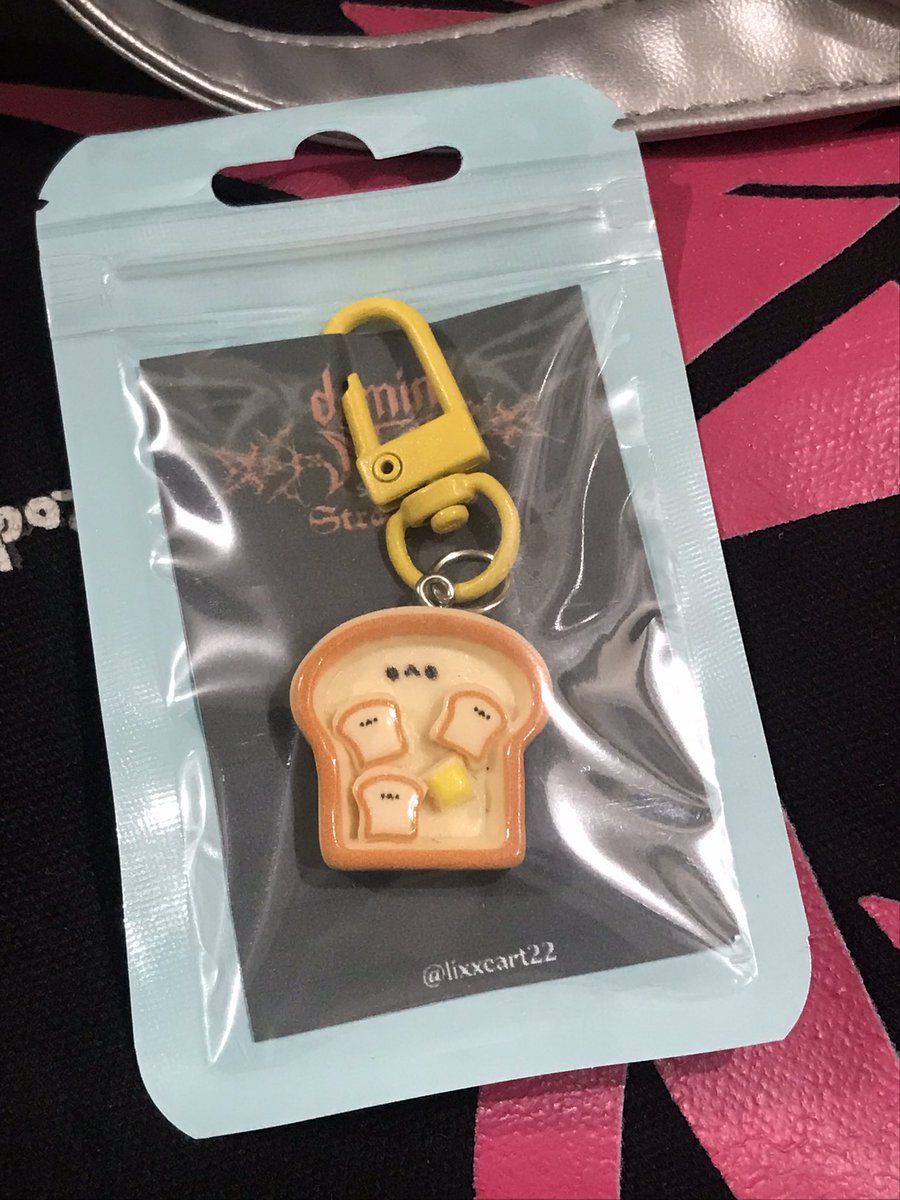 habang tumatawid ako sa may pedestrian sa may food pav tas inabutan ako freebie bigla 😭 nagulat ako biglang inabot sakin nung nagkasalubong kami HSHSHAJ thank you <a href="/lixxcart22/">sheng •</a> v unforgettable moment kahapon 😭 di tuloy kita nabigyan freebie kasi ambilis pangyayari