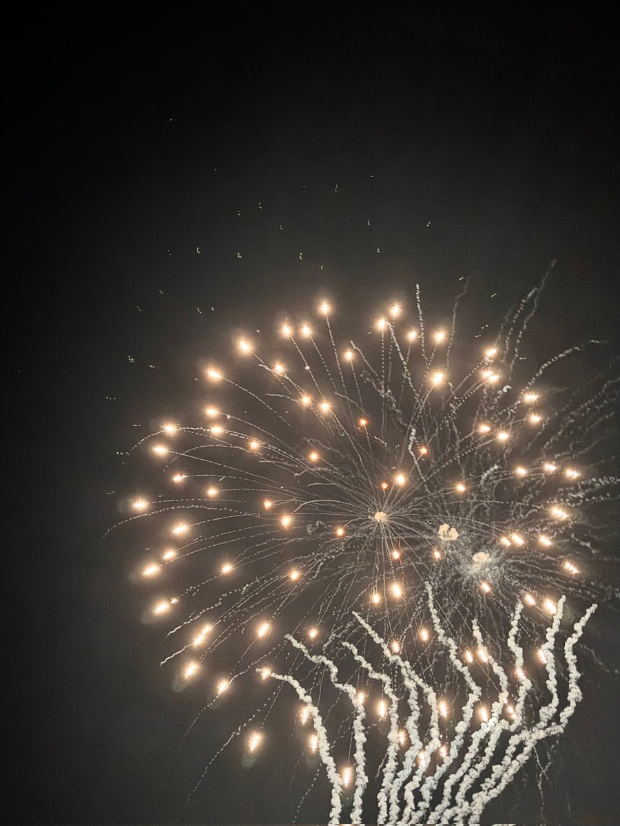 ㅤ
blinded by the light of the firework, it was a good night to share some pictures. even though the firework was distracting, when you look at the moon, it was beautifully shining that night, wasn't it? 🌒
ㅤ