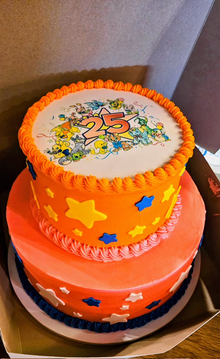 PapayaBadger's tweet image. I went to the 25th anniversary for #neopetsdenver ! Thank you to @GeekifyInc and @ThanesTable for all your hard work in hosting a wonderful party 🎉