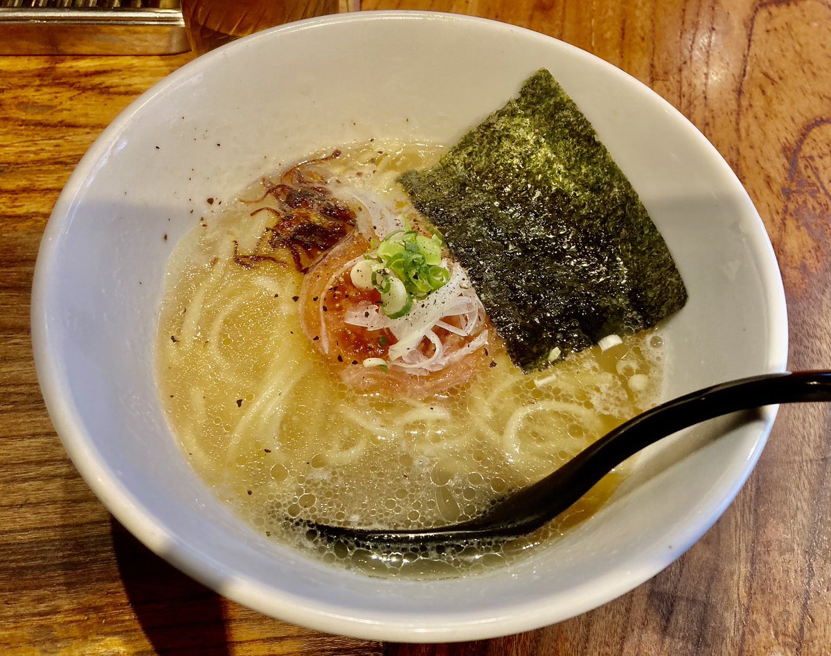 AGON_PPM's tweet photo. 難波の『流旗信RIZE』
・VEGAN100%グルテンフリー塩ラーメン 

魔法のレストランの大阪ラーメン特集で業界でも珍しい米粉95%生麺の完全野菜ラーメンを知り訪問。
普段なら見向きもしないメニューだが、美味しい野菜スープと小麦に引けを取らないモッチモチの麺を食べるとラーメンへの視野が広がった！ https://t.co/DSKddokaZw