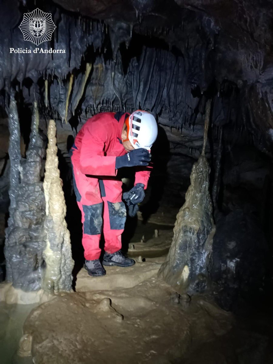 andorra_policia's tweet image. Un policia del Grup de #Muntanya ha pogut fer, per 1a vegada, el curs internacional d'iniciació en actuacions de muntanya que imparteix el #GREIM de la @guardiacivil.

S'ha centrat en dossiers policials i intervencions en cas d'accidents greus o mortals i desaparició de persones.