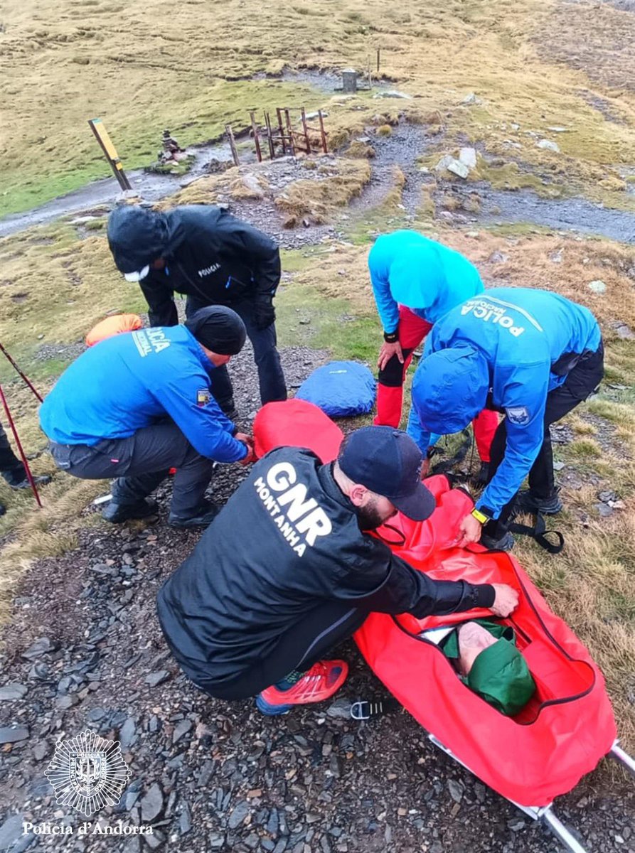 andorra_policia's tweet image. Un policia del Grup de #Muntanya ha pogut fer, per 1a vegada, el curs internacional d'iniciació en actuacions de muntanya que imparteix el #GREIM de la @guardiacivil.

S'ha centrat en dossiers policials i intervencions en cas d'accidents greus o mortals i desaparició de persones.