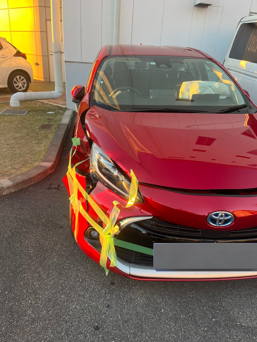 Mega8810271's tweet photo. 事故った車��ご対面
一昨日直ったばかりの車がこんなぺしゃんこになるとはね https://t.co/INobFnPvGe