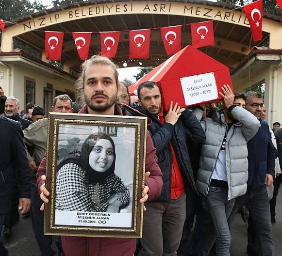 Giraygerim's tweet image. Başöğretmenimiz ve şehit öğretmenlerimiz başta olmak üzere, hayatlarını milletimizin çocuklarına, gençlerine ışık olmaya adayan tüm öğretmenlerimizin günü kutlu olsun 🙏 💐🇹🇷