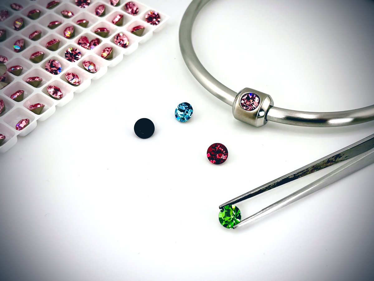 Wir benutzen nur die hochwertigsten, synthetischen Edelsteine für unseren handgefertigten Edelstahlschmuck. 
Glitzer geht immer ✨
#edelstahlschmuck #halsreif #bdsmschmuck #bdsmcollar #bling_bling #halsschmuck