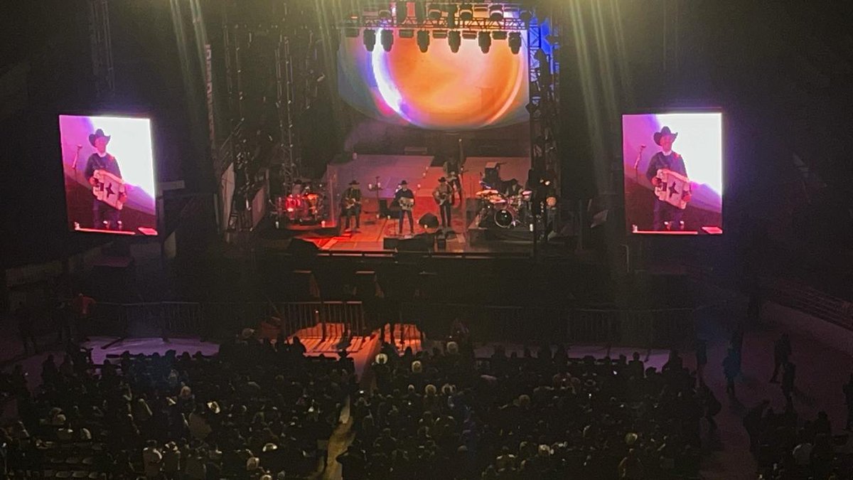 RodrigoRomo_'s tweet photo. @IntocableRJM eh estado en medio, arriba, abajo, primera fila, hoy tocó hasta donde están las palomas, pero eh comprobado que ustedes transmiten la vibra y la magia hasta lo más recóndito de la arena!🔥🔥 Gran Show, Aguascalientes será siempre su Casa! https://t.co/HWk1VIrBcR