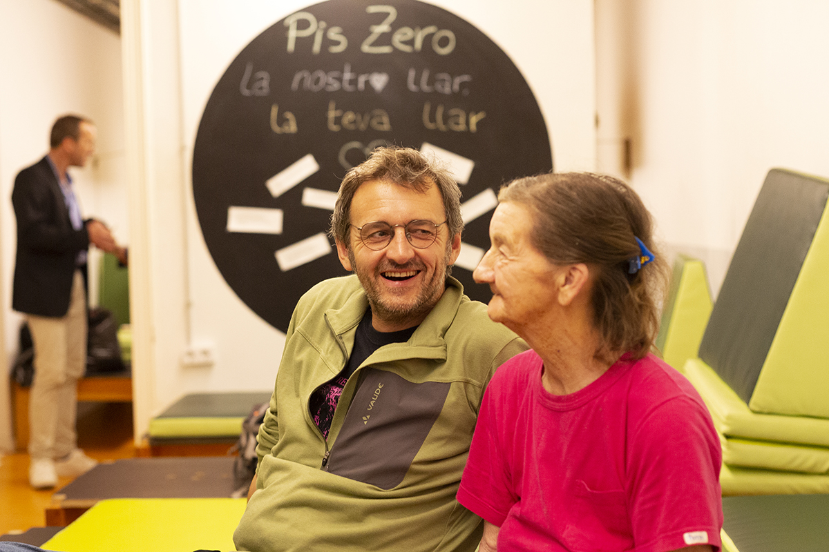 ArrelsFundacio's tweet photo. Accedir a l'espai sense haver de separar-se de la parella, poder entrar amb les pertinences, saber que si és necessari es pot consumir alcohol de manera pautada, entrar amb un animal de companyia...són algunes pautes perquè els espais d'acollida s'adaptin a cada persona https://t.co/O6chKjsElX