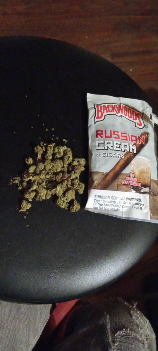 404killz's tweet photo. Smokin💨 blunts like cigarettes I'm stressin bad &amp; tryna win 🖤 https://t.co/aGjuq9EOT0