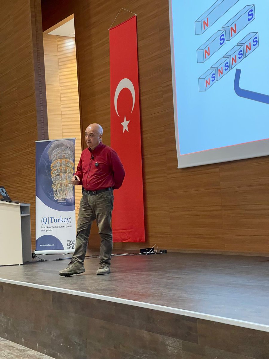 Kuantum Günleri'24 etkinliğimiz, Sabancı Üniversitesinden Zafer Gedik'in "Kuantumun Ege’de Doğuşu" sunumuyla başladı.