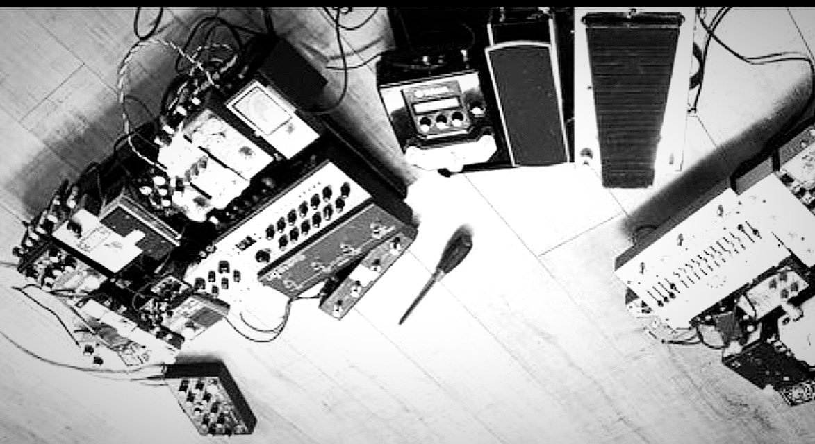 POS_yoshi's tweet photo. CQ China tour in afew days. I added CE2 and Fuzz for a more emotional Gilmourish sound. 
#boss #ce2wazacraft #smallsoundbigsound #minifuzz https://t.co/VIZyGGuAbC