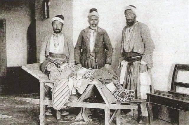 " Osmanlı çocuğuyum diyorsan bunu bilmek zorundasın !

Nüfus 13 milyon civarıydı, 11 milyon kişi köyde yaşıyordu. 40 bin köy vardı, 38 bininde okul yoktu. Traktör sıfırdı, karasaban’dı. Beş bin köyde sığır vebası vardı. Hayvanlar kırılıyor, insanlar kırılıyordu.

İki milyon kişi