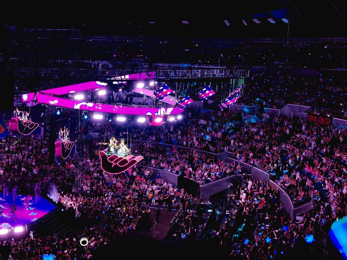hellobloom8's tweet photo. Wide shots from UB /Gen Ad 😁 
Feel free to download pics and videos po

For the last day, todo pic vid ako dito kasi isang beses lang to mangyayari if ever man. Sobrang ganda kasi talaga ng prod lalo na ang Bloombilya lightsticks natin 😭
https://t.co/WisoXGz9ru https://t.co/4uQ4PELU1Q