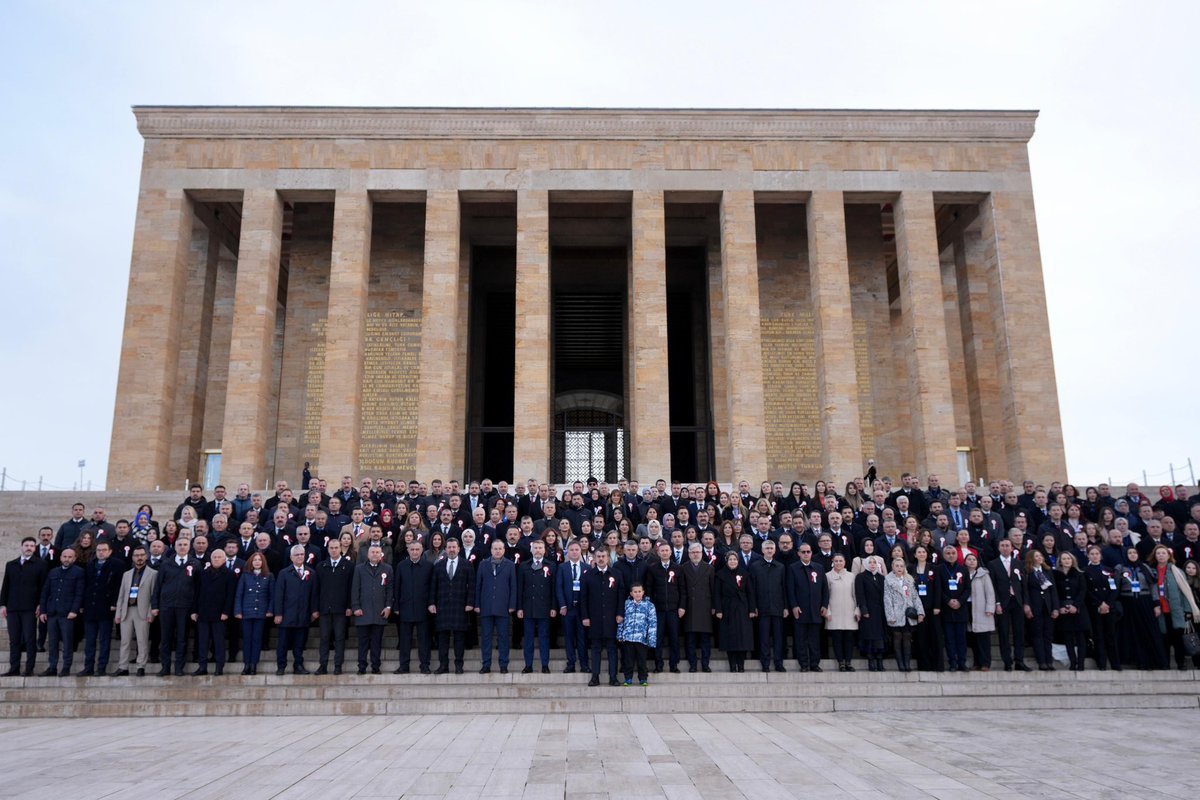 24 Kasım Öğretmenler Günü dolayısıyla 81 ilimizden gelen öğretmenlerimizle birlikte Anıtkabir'i ziyaret ettik.

Eğitim ailesi olarak Cumhuriyetimizin daha güçlü yarınları için şanlı bayrağımızın dalgalandığı her yerde, vatan evlatlarını istikbalimizin birer meşalesi olarak