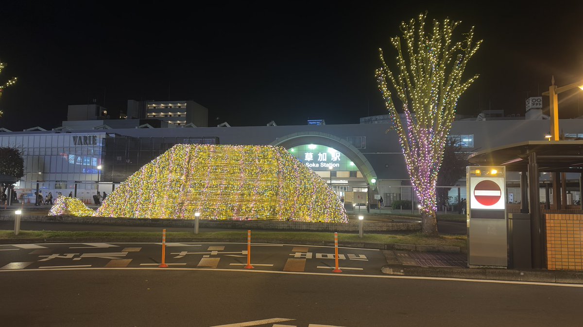 地元の駅前はよく分からないモニュメントがキラキラしてる。でかい亀みたい