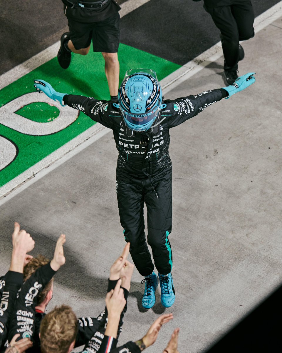 Forever ICONIC <a href="/GeorgeRussell63/">George Russell</a> 😎

#LasVegasGP #F1