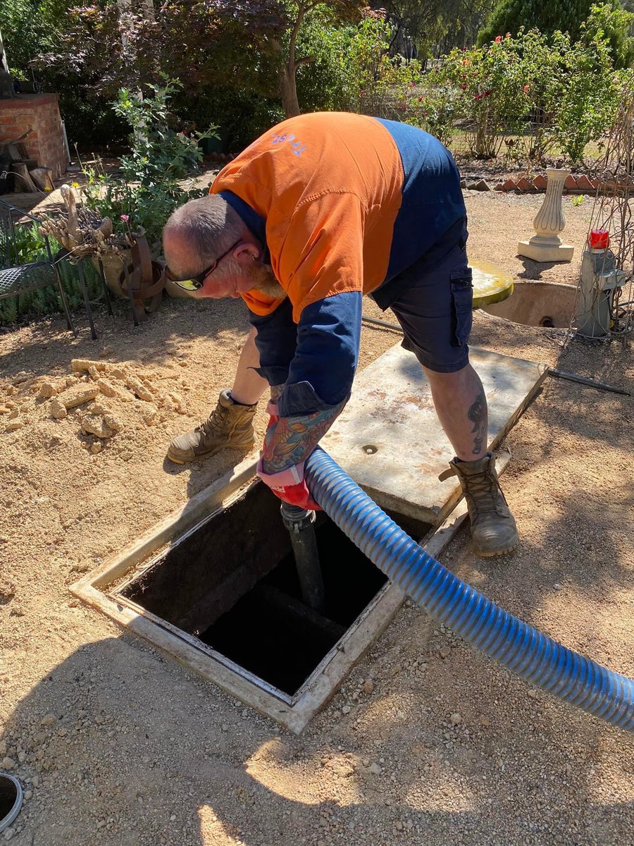 FoottWSolutions's tweet image. You need to add septic tank check to your Christmas preparation list. Getting last minute calls to pump out overflowing tanks over the holiday period is more common than you think. Check now before the guests arrive and call us and we’ll help you out.