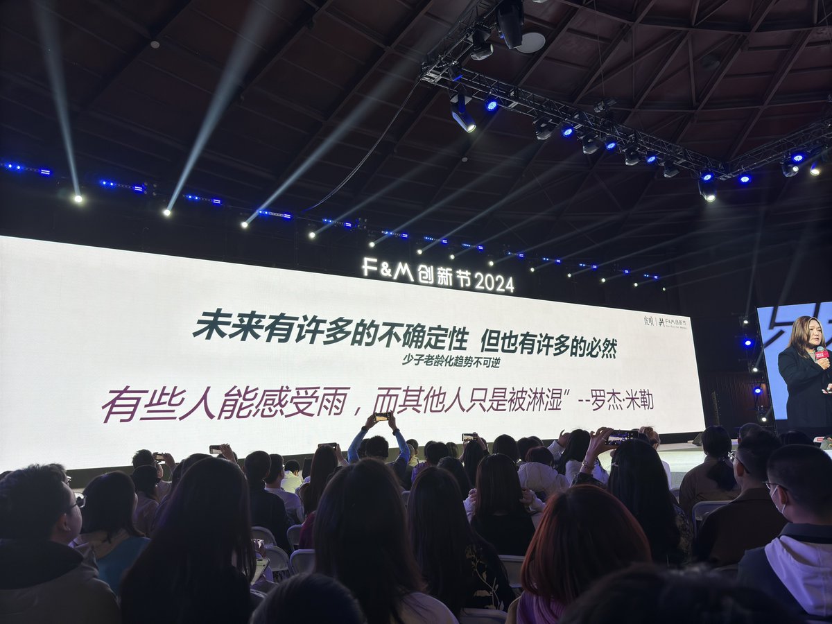 oran_ge's tweet photo. 有些人能感受雨，而其他人只是被淋湿 https://t.co/KNfB7frsg4