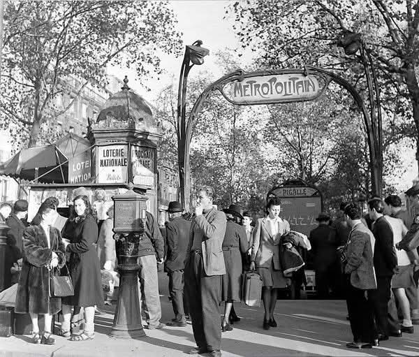 ParisAMDParis's tweet photo. Métro Pigalle. 
1945-50. Paris. https://t.co/b1oT1ns9Bh