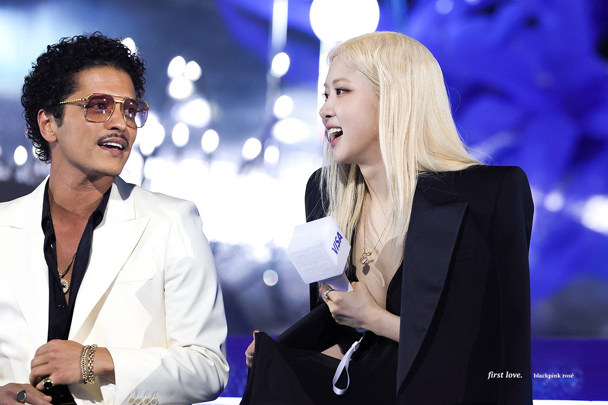 firstlove_rose's tweet photo. 241122 MAMA AWARDS

our one and only number one girl 🤍

🖤🤍 https://t.co/c1ySTXXTgd

#로제 #ROSÉ @numberoneHQ https://t.co/9t1VrR8FW0