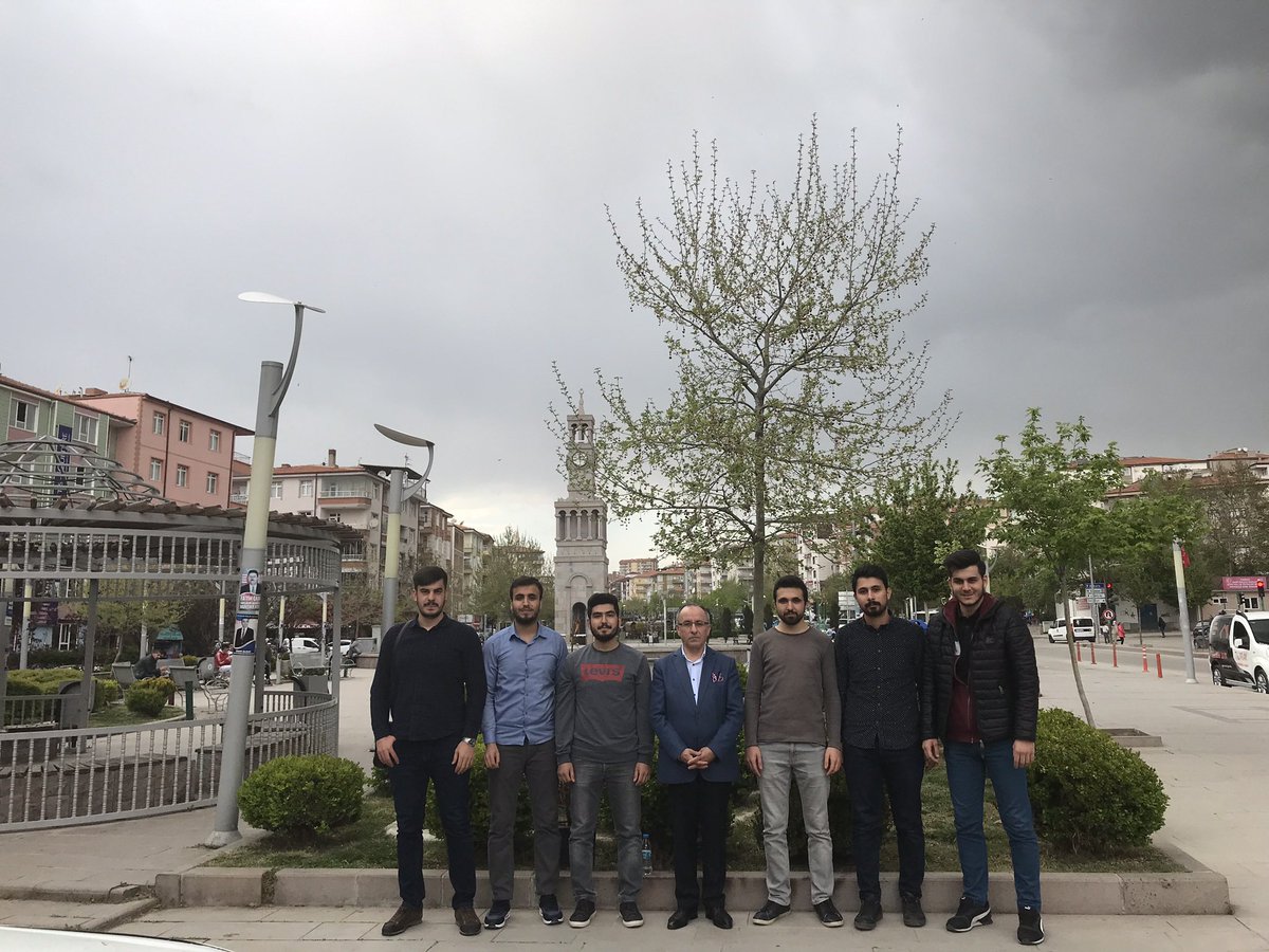 Öğretmenliği seviyorum çünkü ben de çok şey öğreniyorum öğretirken. Değerli meslektaşlarıma ve öğrencilerime sevgilerimle.