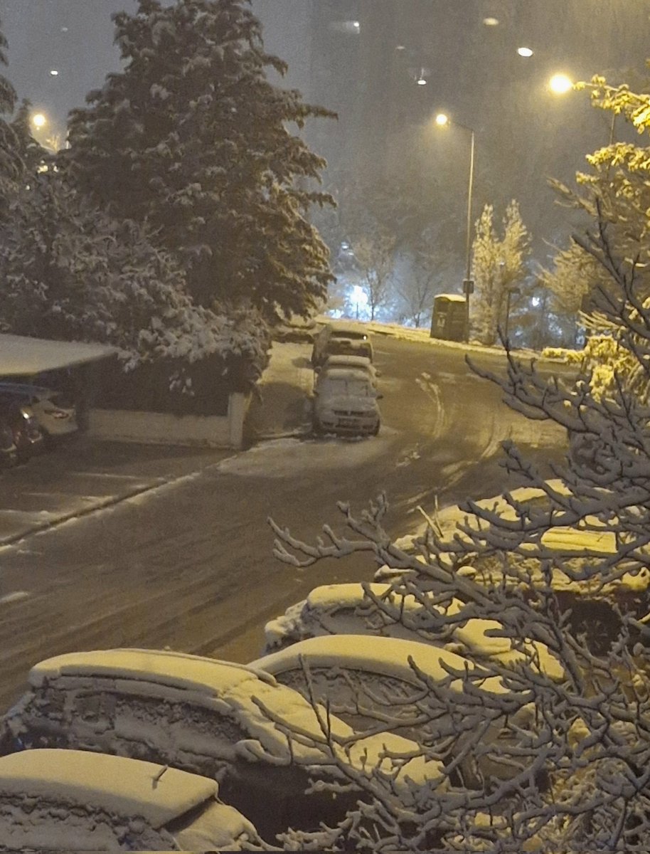 Yıllar önce lapa lapa kar yağan bir kış gecesi bu şiiri yazmıştım. 
Beyaz, bembeyaz kristaller
Yıldız, yıldız
Salına salına buluştular
Toprak anayla.
Ağardı ananın saçları
Bürüdü karlar ağaçları
Taç oldu,
Toprak ana gelin oldu.
Zaman geceyi davet etti
Siyah ile beyaz kardeş oldu.