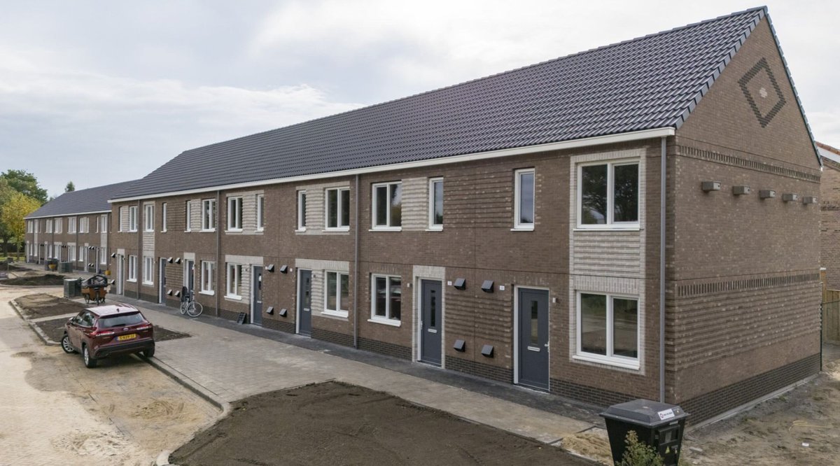 PeterHutten's tweet photo. De industriële reis @fijnwonen @VanWijnenGroep in beeld. Eerste (houten) woningen in Buurtschap Te Veld @gem_Eindhoven, 1 vd eerste sociale huurprojecten @accolade @Heerenveen, 1 vd recentste @BrabantWonen @gemeenteoss en de fundering voor de eerste appartementen @gemeentehengelo https://t.co/2Es8G946qv