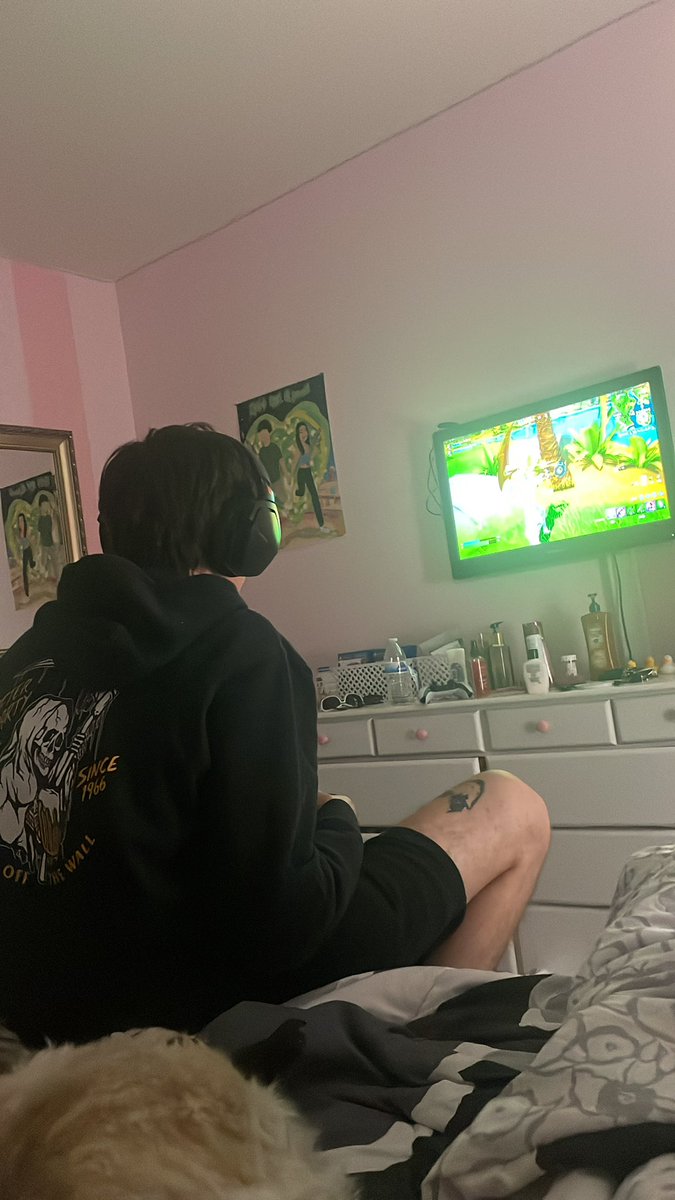katcookiee's tweet photo. i love having a bf look at him just sitting there playing fortnite with katy’s bf and they’re just having their little man convo talkin ab “we should hangout again soon” https://t.co/eMJDCIXQZa
