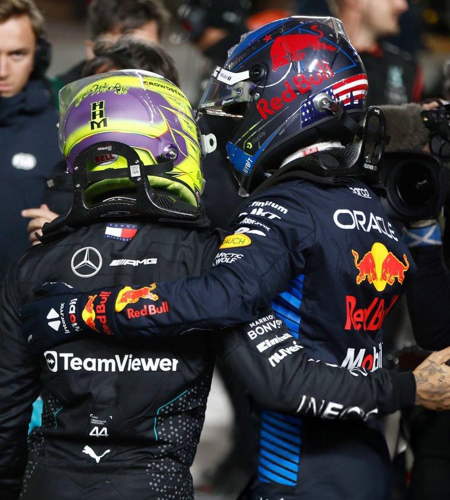 AstroDeportes's tweet photo. Verstappen 🤝 Hamilton https://t.co/szjd7xtyC1