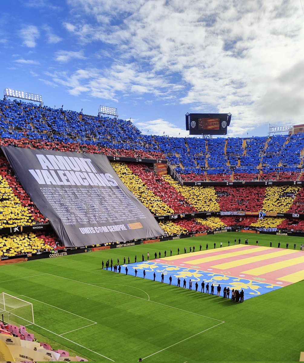 No hay, ni habrá un estadio tan bonito como Mestalla. Me niego absolutamente a irme de aquí.

Eterno junto a ti ❤️‍🩹🦇