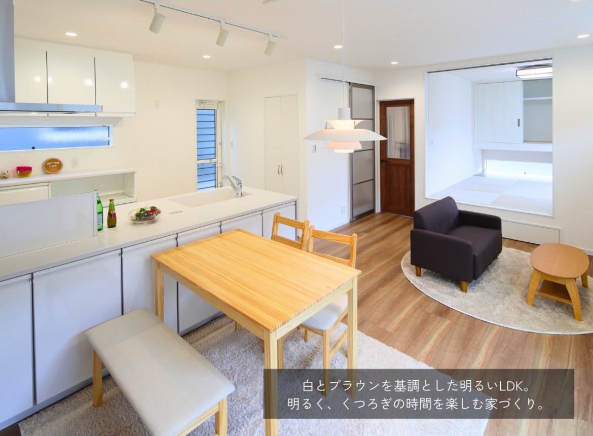 candostyle1's tweet photo. オーナー様の施工事例です🐱ᩚ
木目のバルコニーが目を引く二階建てのおうちです🏠

#新築 #注文住宅 #施工事例 #ハウスメーカー #バルコニー #二階建て https://t.co/shypZ67odX
