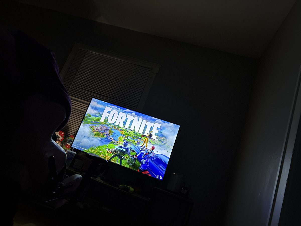 katymcmaster1's tweet photo. look at these two lovers getting ready to play fortnite together while their girlfriends lay in bed and secretly text each other https://t.co/STmIooy4kY